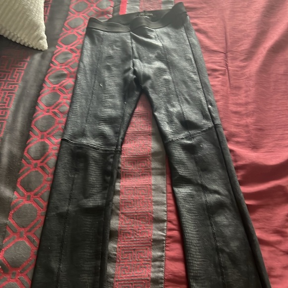 𝐓𝐰𝐨 𝐬𝐞𝐭𝐬 𝐨𝐟 𝐛𝐥𝐚𝐜𝐤 𝐚𝐧𝐝 𝐫𝐞𝐝 𝐩𝐚𝐧𝐭𝐬! - Picture 5 of 6